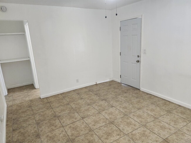 Building Photo - 1 bedroom 1 bath available in Dos Palos, CA.