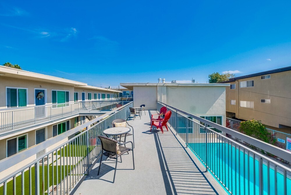 POV de la piscina - 920 Enterprise Ave