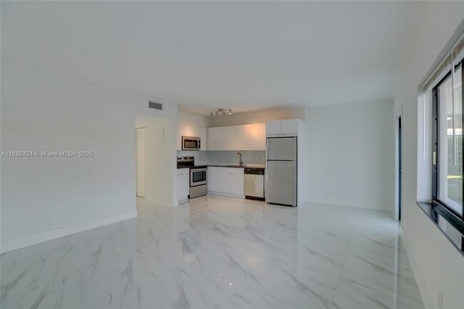 Building Photo - 2140 NE 56th St