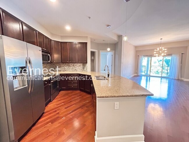 Foto del edificio - 3 Bed/2.5 Bath Condo with Modern Amenities / Available Now!