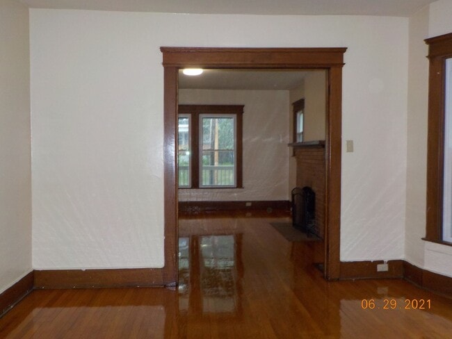 Building Photo - Beautiful 3 Bedroom July 1, 2026