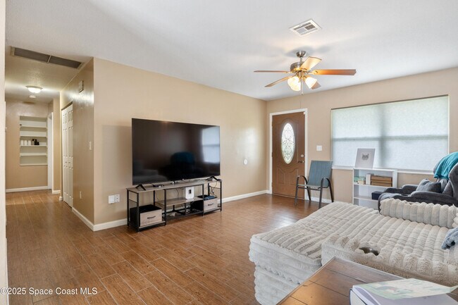 Foto del edificio - 737 Badger Dr NE