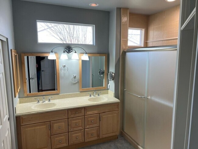 Building Photo - Wonderful, open, 2 bedroom home.