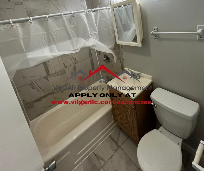 Foto del edificio - Step into comfort and security in this bea...