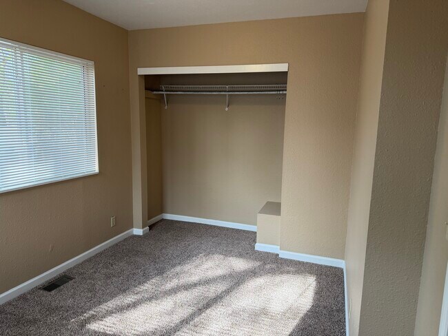 Foto del edificio - 411 1/2 N. Spruce Street-