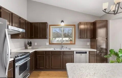 Foto del edificio - 912 W 66th St