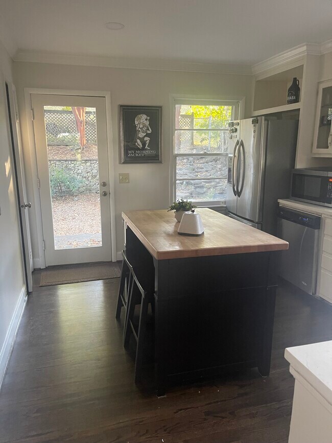 Foto del edificio - 3278 Highland Dr