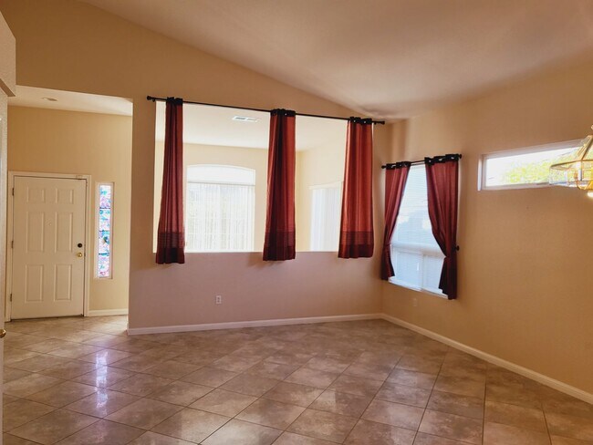 Building Photo - Very Nice Single Story Home