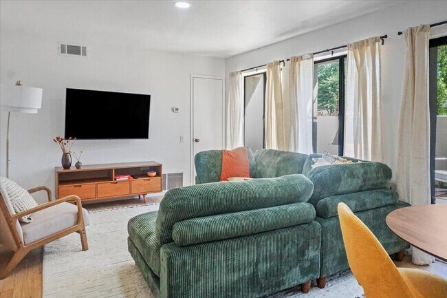 Foto del edificio - 353 N Hermosa Dr