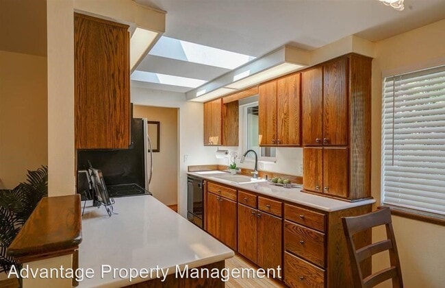 Building Photo - 4 br, 1.5 bath House - 3010 NW Walnut Blvd
