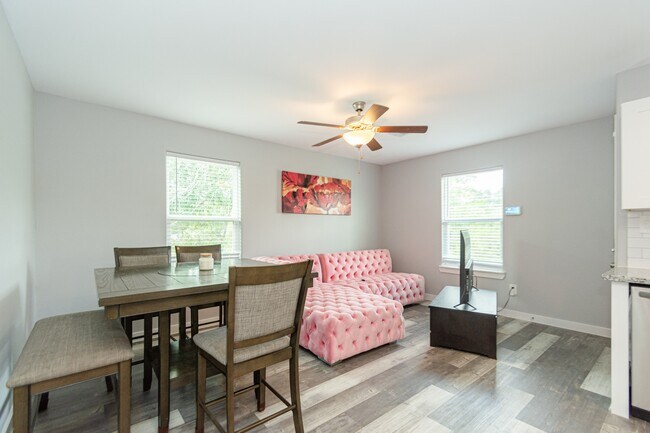 Foto del edificio - 618 Maple Way St