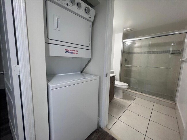 Foto del edificio - 18335 NW 68th Ave