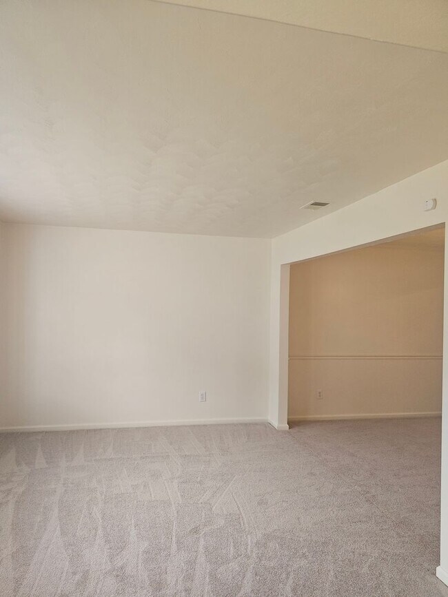 Foto del edificio - 5008 Woolsey St