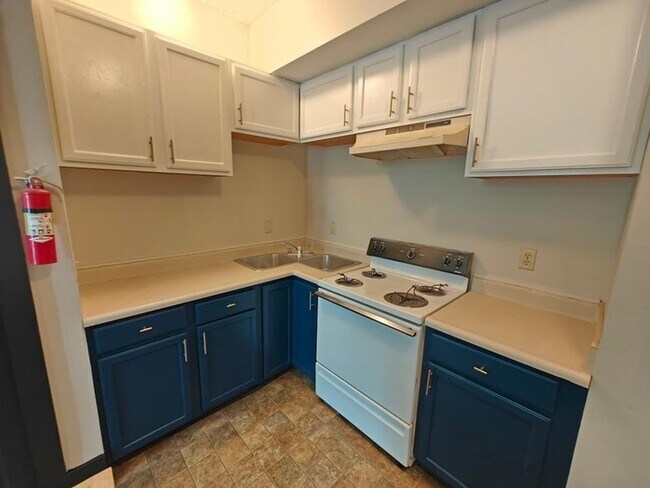 Building Photo - 104 E Mechanic