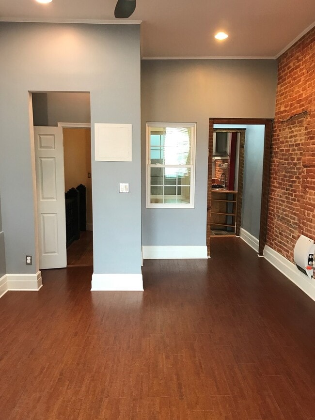 Building Photo - Charming 2 Bedroom/2 Bathroom Apartment in...