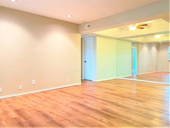 Building Photo - Charming 1 bed 1 bath Condo that Includes ...