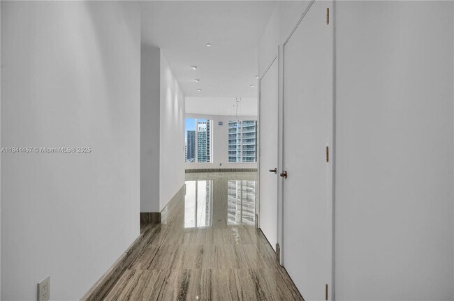 Foto del edificio - 901 Brickell Key Blvd