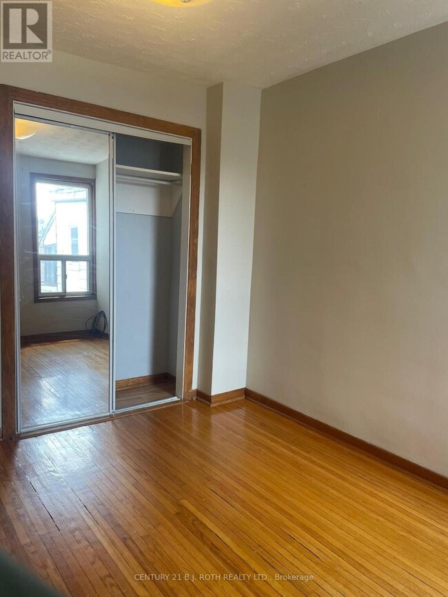 Building Photo - 946 Ossington Ave