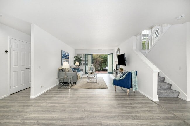 Building Photo - Bright & Spacious Townhouse in Gated Commu...
