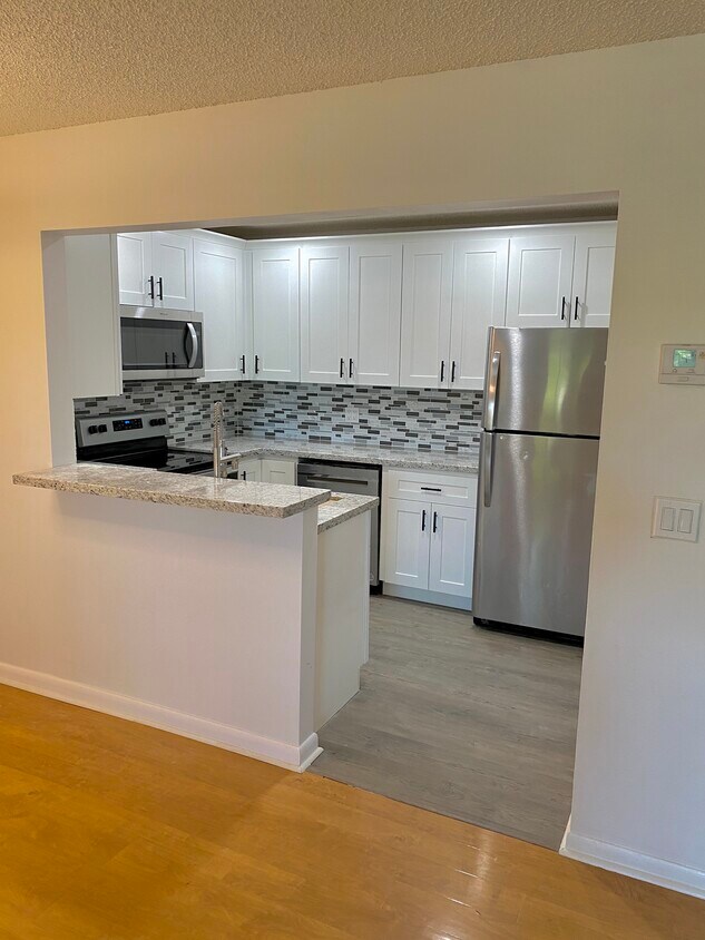 Renovated kitchen with stainless steel appliances - 4709 Sable Pine Cir