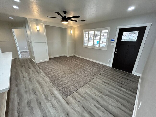 Building Photo - Heavily Upgraded N. Phx 4/2 w/Pool + 1 Car...