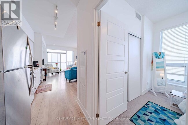 Building Photo - 1255 Bayly St