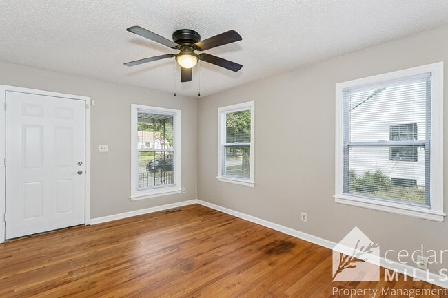 Building Photo - 4 Bedroom w/ a Basement!