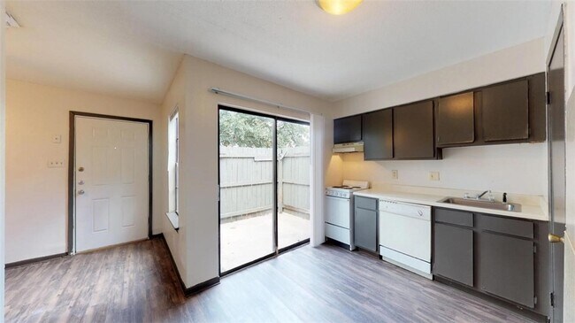 Foto del edificio - 725 Peppertree Dr