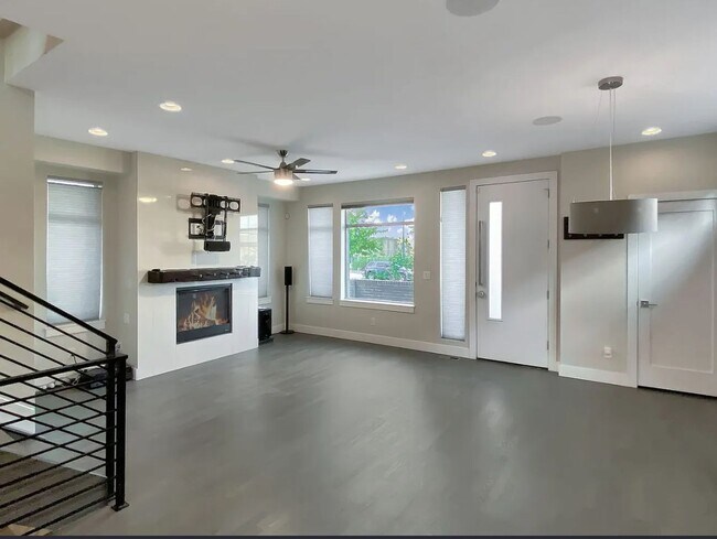 Foto del edificio - Modern 4BD, 3BA LoHi Townhome with Rooftop Deck