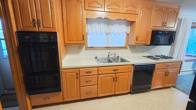 Foto del edificio - Charming 3-Bedroom Home on Spacious Land Just South of Ankeny