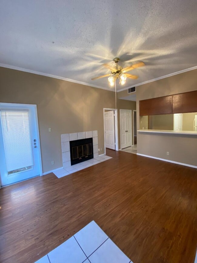 Building Photo - 807 W 25th St