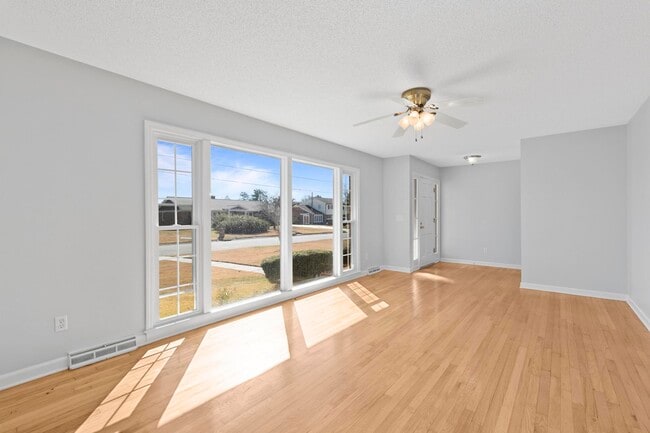Building Photo - 1007 Schall Pl