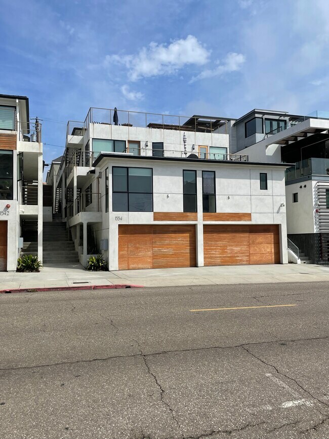 Building Photo - 1534 Manhattan Ave