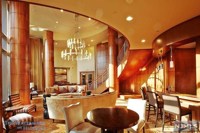 Foto del edificio - 8100 River Rd