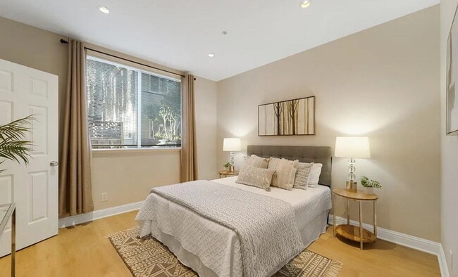 Building Photo - Incredible spacious and bright condo in gr...