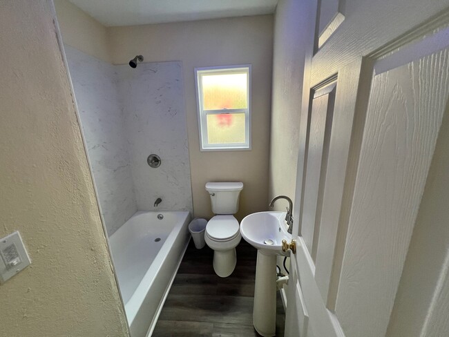 Foto del edificio - 819 W 9th St