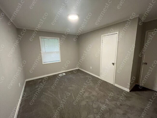 Building Photo - 3027 Woodside Dr