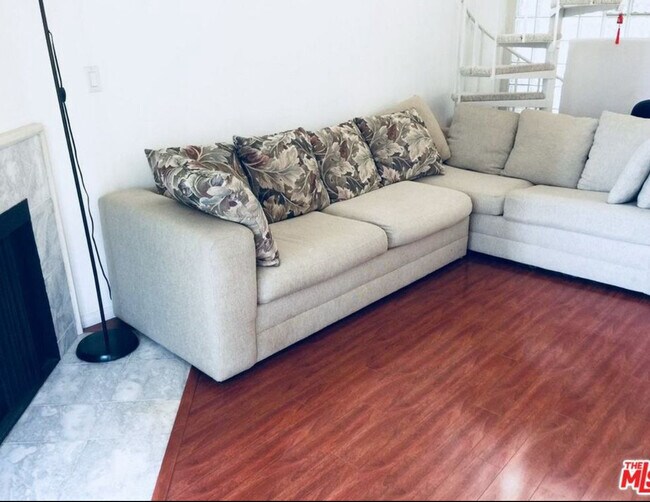 Foto del edificio - 10960 Ashton Ave