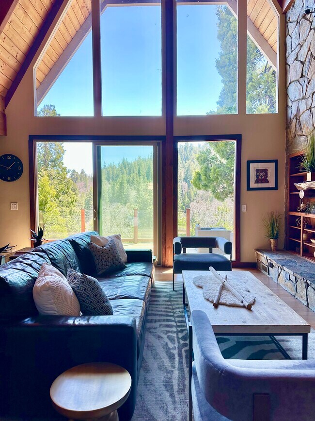 Foto del edificio - 26591 Hillcrest Ln