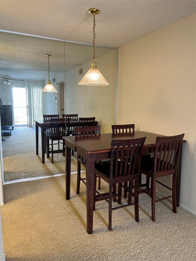 Foto del edificio - 7950 N Stadium Dr