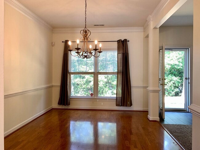 Building Photo - Amazingly Spacious 3 Bed/2.5 Bath Townhous...