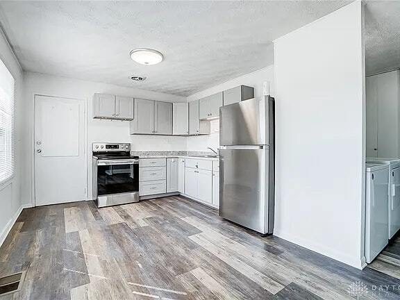 Foto del edificio - 393 Ridgebury Dr