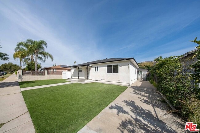 Building Photo - 8432 Glenoaks Blvd