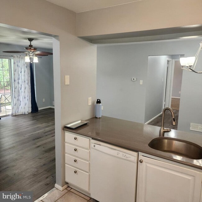 Building Photo - 703A Sedgefield Dr