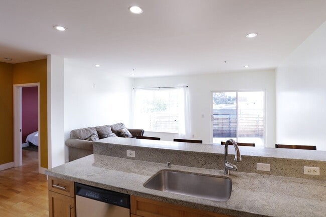 Building Photo - 371 30th St