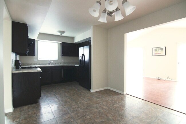 Kitchen - 306 Danbury Dr