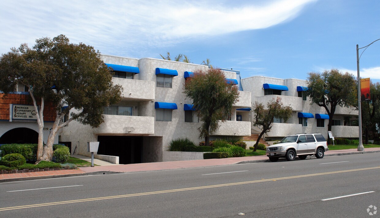 Building Photo - 2711 S El Camino Real