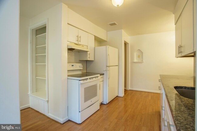 Building Photo - 5205 Saratoga Ave