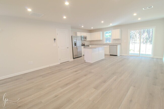 Building Photo - Modern 3-Bedroom Townhome