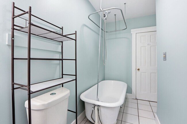 Building Photo - Large Three Bedroom in Historic District